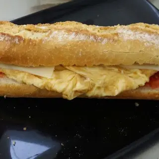 Bocadillo de tortilla francesa
