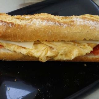 Bocadillo de tortilla francesa