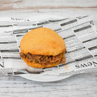 Arepa de carne mechada