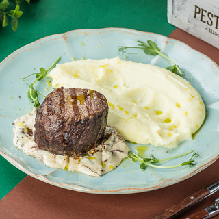 Медальон з ялочичиною під грибним соусом з картоплею (120/150/50 г)