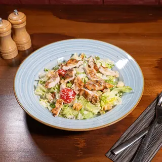 Salata Caesar cu pui