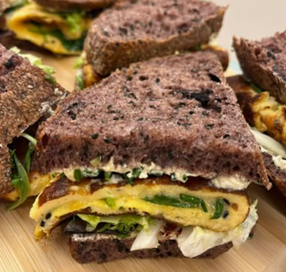 Sandwich negro con tortilla