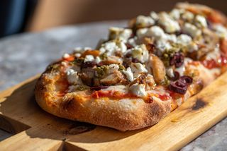 Pinsa cu carne de pui