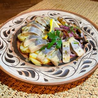 Śledź z marynowaną cebulą