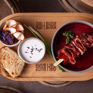 Червоний димний борщ із копченою яловичиною та домашнім салом на хлібі (350/50/40/45 г)