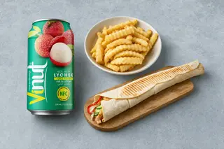 Rollo kebab tortilla, Napój o smaku liczi, frytki