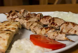 Teleći ražnjići u lepinji