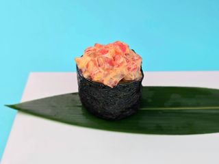 Гункан з гострим тунцем (55г)