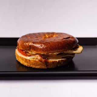 Tostirani bagel sandwich + pomfrit + piće