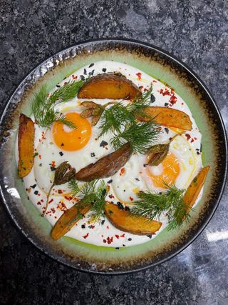 Ouă prăjite cu iaurt și cartofi