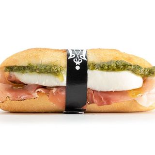 14. Speck, mozzarella e pesto