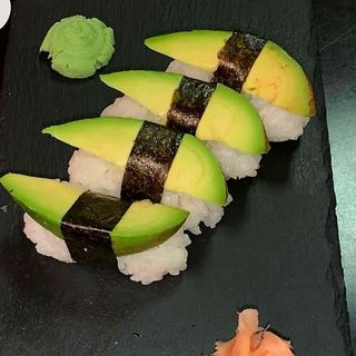 Nigiri de aguacate
