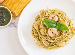 Spaghetti Al Pesto Con Gambas 