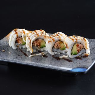 83.Uramaki de atún flameado, aguacate, cebolla crujiente (4 uds.)