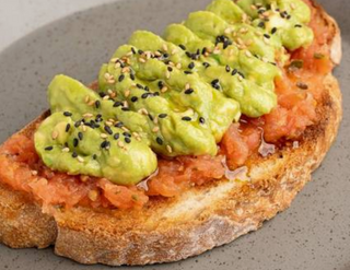 Tostada Con Aguacate Y Tomate