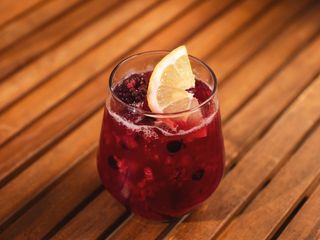 Ledeni čaj sa šumskim voćem