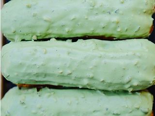 Еклер фісташка-малина