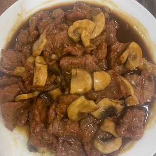 57. Ternera champiñones