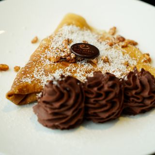 Crepes con confettura biologica di mirtilli e frutti di bosco freschi