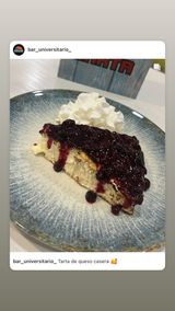 Tarta De Queso Y Coulis De Frutos Del Bosque