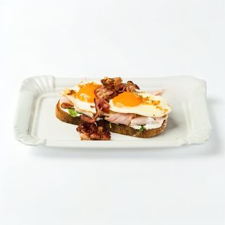 Смажена яєчня з шинкою та томатами на пшеничному хлібі