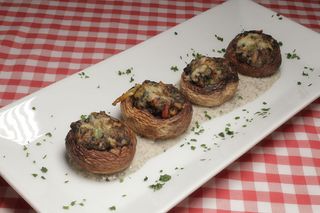 Champiñones rellenos de verdura y cremoso de gorgonzola