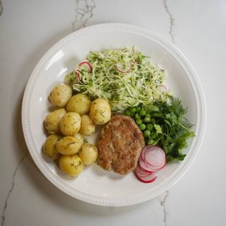 Молода картопля з котлетою