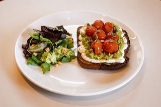 Tostada de queso crema, aguacate y tomates cherry