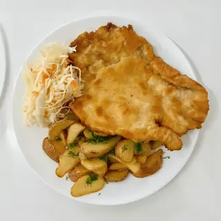 Kotlet drobiowy z cząstkami ziemniaczanymi i surówką
