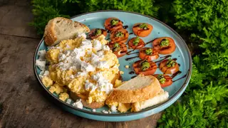 Scrambled eggs with feta & pesto