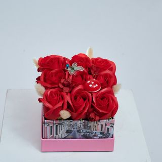 Aranjament cu 9 trandafiri rosii de sapun