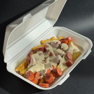 Картопля по селянськи з баварськими сосисками (300г)