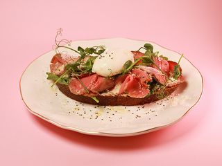 Тост з ростбіфом та яйцем пашот (300g)
