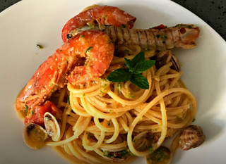 Tagliatelle con pannocchie, vongole e scampi