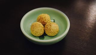 Palline di riso avvolto di sesamo fritte 4 pezzi