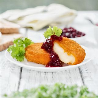 Панирано сирене Камембер със сладко от боровинки (200г)