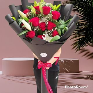 Raskošan buket ruža i ljiljani