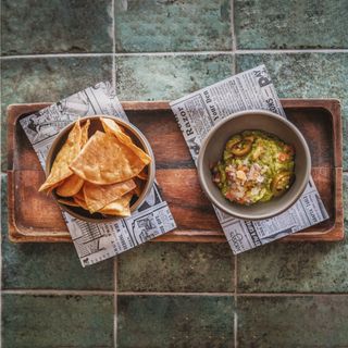 Totopos Con Guacamole Y Pico De Gallo