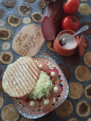 Topli sendvič sa pršutom