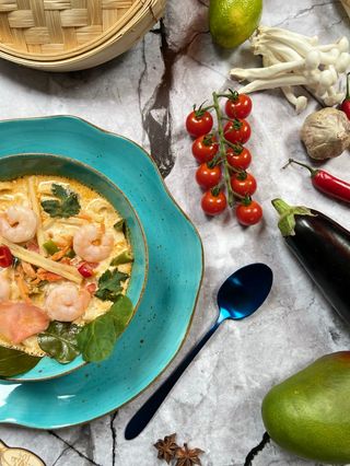 Tom Yum  z kurczakiem lub krewetkami, średnio pikantna