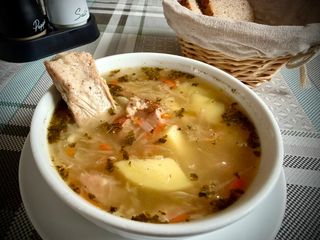 Kwaśnica mazurska na wędzonce i kiełbasie