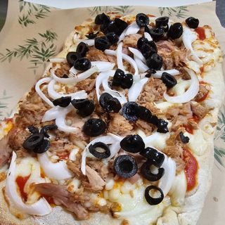 PINSA ATÚN Y CEBOLLA