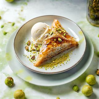 Baklava triunghi cu fistic si inghetata