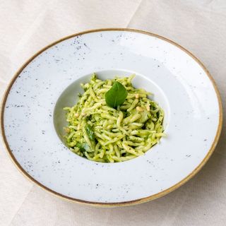 Trofiette avvantaggiate al pesto con patate e fagiolini