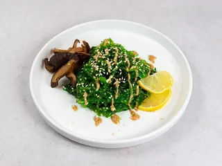 Sałatka wakame z shiitake (135g)