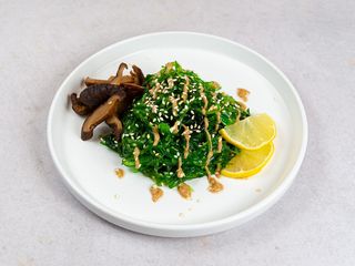 Sałatka wakame z shiitake (135g)