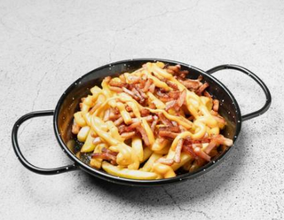 Patatas Con Bacon Y Salsa Cheddar