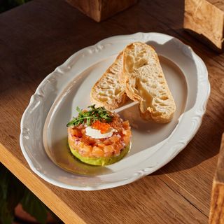 ორაგულის ტარტარი წითელი ხიზილალით და გუაკამოლეთი