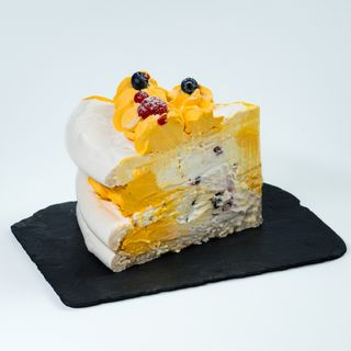 Tarta Pavlova cu rodie, fructul pasiunii si mascarpone