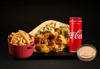 Meniu Sandwich Clasic cu Cartofi Proaspăt Prăjiți, Sos și Băutură Răcoritoare